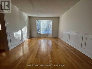 342 Carrier Ln in Oakville, ON - Building Photo - Building Photo