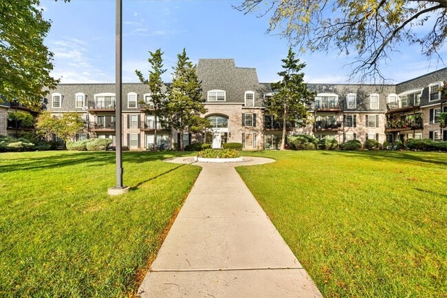 5200 Carriage Way Dr in Rolling Meadows, IL - Building Photo - Building Photo