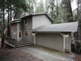 18111 N Meadow Dr in Pioneer, CA - Building Photo