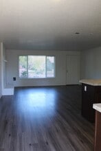 2588 NE Grant St in Hillsboro, OR - Foto de edificio - Building Photo