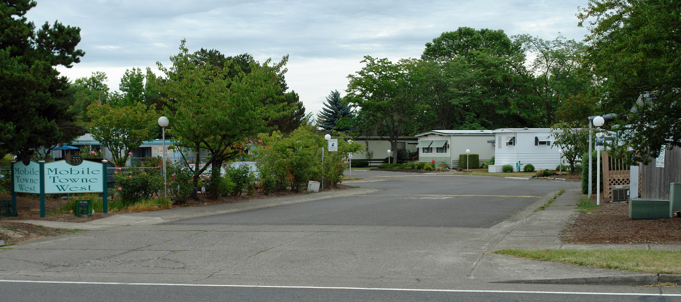 555 N Danebo Ave in Eugene, OR - Foto de edificio