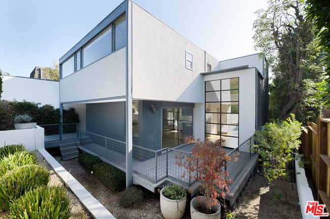 577 N Greencraig Rd in Los Angeles, CA - Building Photo - Building Photo