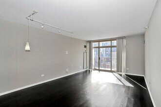 21 W Chestnut St, Unit 1202 in Chicago, IL - Building Photo - Building Photo