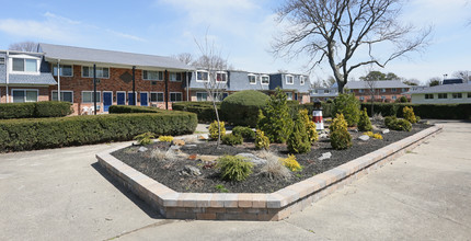 Cambridge Garden Apartments in Amityville, NY - Building Photo - Building Photo