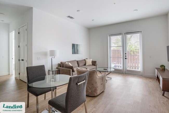 650 E Sycamore St in Denton, TX - Building Photo - Building Photo