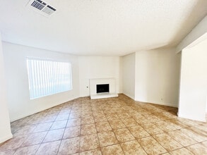127 Tiger Ln in San Jacinto, CA - Foto de edificio - Building Photo