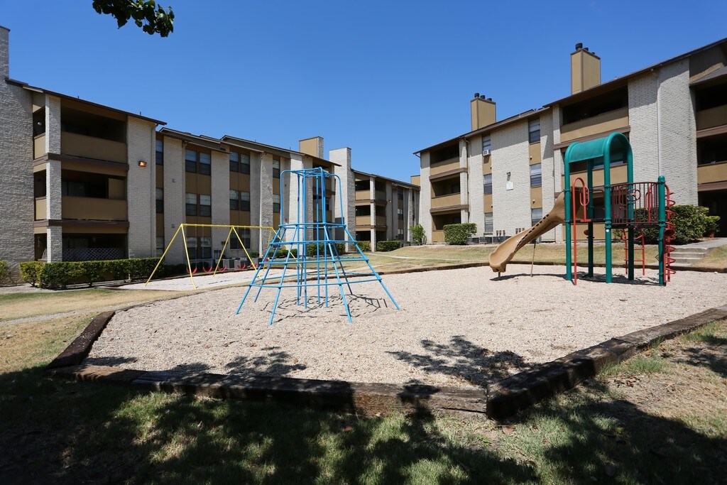 Palisades Park Apartments in Universal City, TX