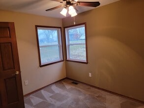 8217 Leisure Ln in Des Moines, IA - Building Photo - Building Photo