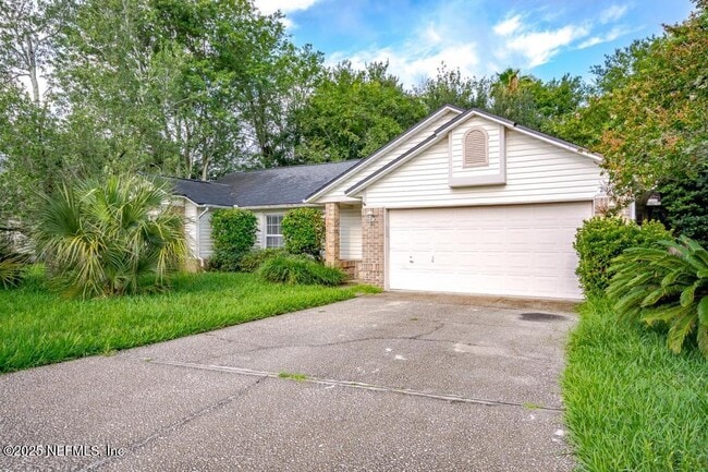 2058 Forest Gate Dr E in Jacksonville, FL - Foto de edificio - Building Photo