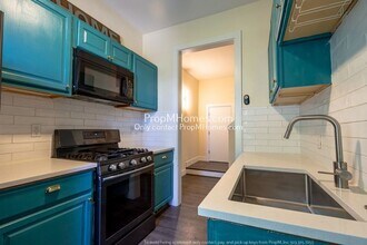 7810 E Burnside St in Portland, OR - Foto de edificio - Building Photo