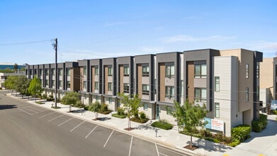 17th Place Townhomes in Bakersfield, CA - Foto de edificio - Building Photo