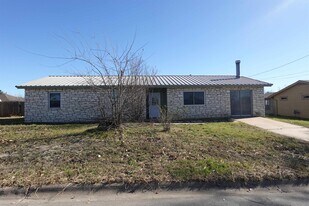 801 Mildred Ave in Burnet, TX - Building Photo
