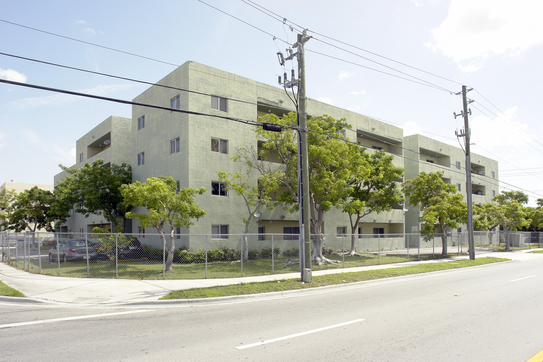 2225 W 60th St in Hialeah, FL - Building Photo