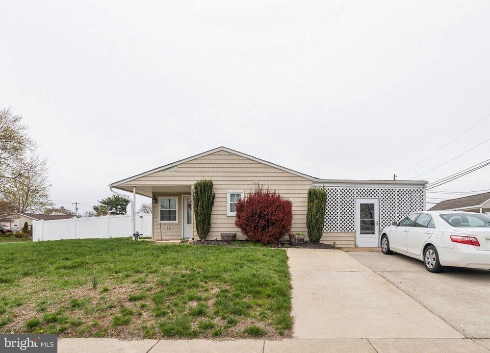 3 Primrose Ln in Levittown, PA - Building Photo