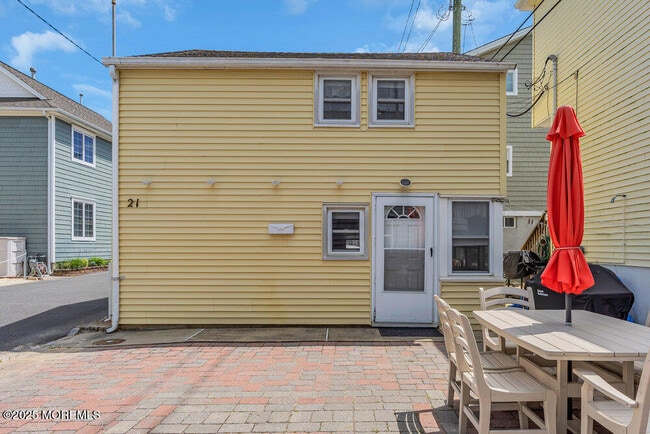 property at 21 Peterson Ln