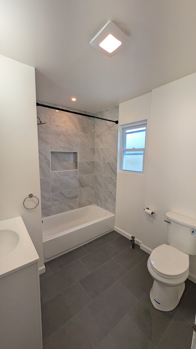 147 Locust St, Unit 2 in Valley Stream, NY - Foto de edificio - Building Photo