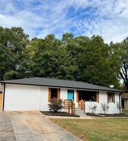 695 Kennesaw Dr in Smyrna, GA - Building Photo