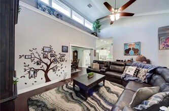 8933 Bayaud Dr in Tampa, FL - Building Photo - Building Photo