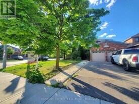 700 Peter Robertson Blvd in Brampton, ON - Building Photo