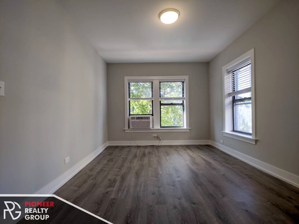 711 W Brompton Ave, Unit 32 in Chicago, IL - Building Photo