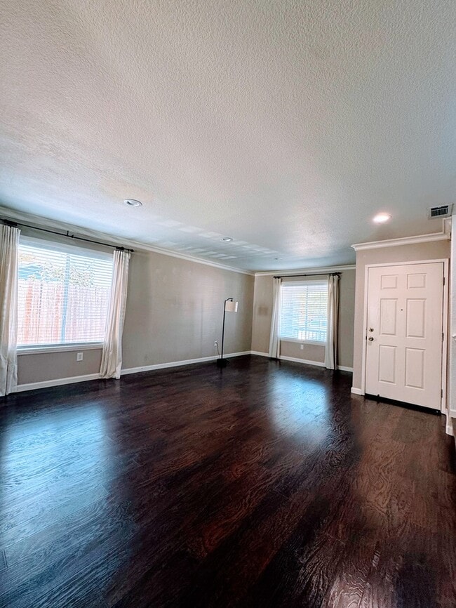 3835 Aetna Springs Way in Sacramento, CA - Foto de edificio - Building Photo