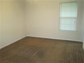 107 W Nazro St in Baytown, TX - Building Photo - Building Photo