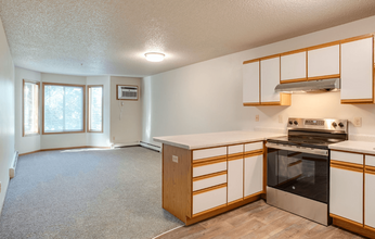 Redwood Estates in Coon Rapids, MN - Foto de edificio - Building Photo