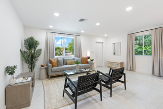 817 NW 7th Ave in Hallandale Beach, FL - Building Photo - Interior Photo