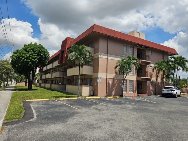 Terrace View Apartments in Miami, FL - Foto de edificio - Building Photo