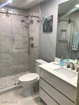 1051 3rd St S in Naples, FL - Building Photo