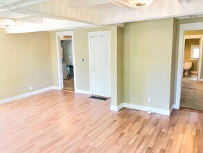 4303 SE 76th Ave in Portland, OR - Building Photo - Building Photo