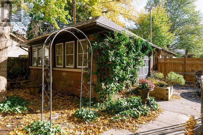 321 Palmerston Blvd in Toronto, ON - Building Photo - Building Photo