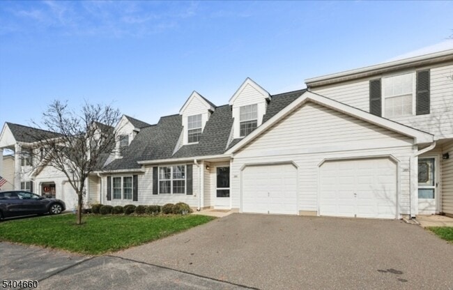 360 Cotswold Pl in Franklin Township, NJ - Foto de edificio - Building Photo