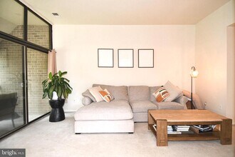 1672 Parkcrest Cir in Reston, VA - Building Photo - Building Photo