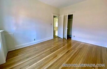 18 Alton Pl, Unit 4 in Brookline, MA - Building Photo - Building Photo