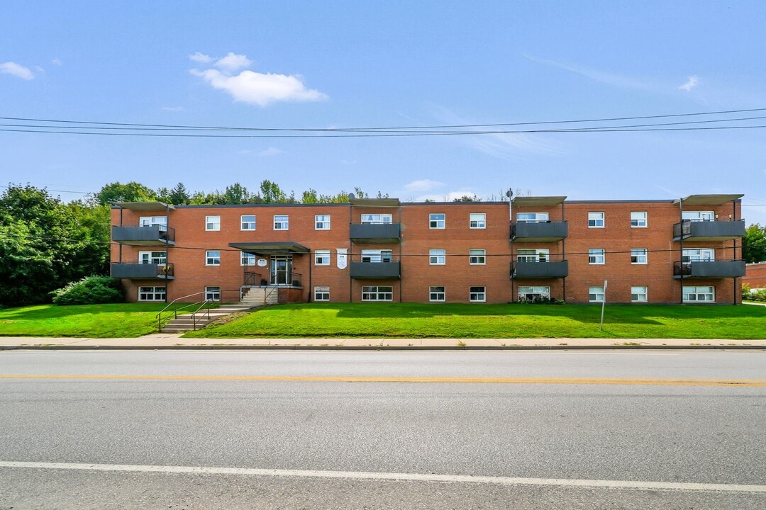 Bayfield Manor Apartments in Owen Sound, ON - Building Photo
