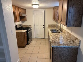 523 W Meadow Ct in Tulare, CA - Building Photo - Building Photo