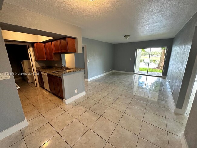 5672 Rock Island Rd in Tamarac, FL - Building Photo - Building Photo