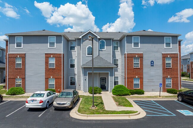 University Village in Muncie, IN - Foto de edificio - Building Photo