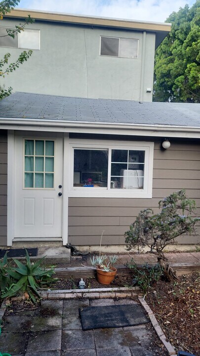 2298 Ashby Ave in Berkeley, CA - Building Photo