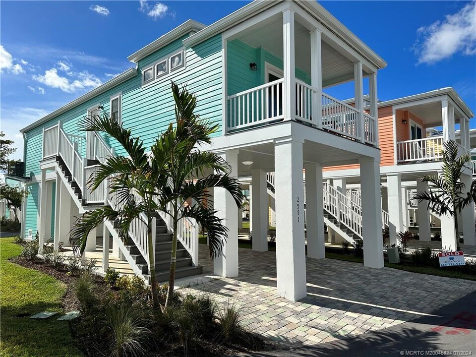 2551 NE Heron's Walk in Jensen Beach, FL - Building Photo