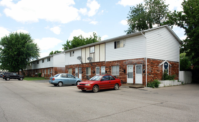 Log Garden Apartments in Nitro, WV - Building Photo - Building Photo