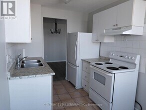 15 Kensington Rd in Brampton, ON - Building Photo - Building Photo