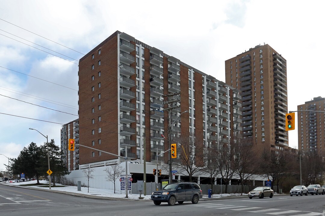 Brittany Drive Apartments in Ottawa, ON - Building Photo