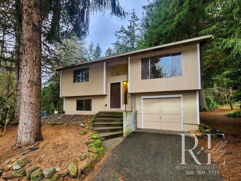 2710 Harbor Heights Ln E in Port Orchard, WA - Building Photo