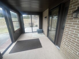 103 Farm Ln, Unit Duplex 103 in Aliquippa, PA - Building Photo