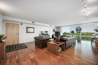 9725 Woods Dr in Skokie, IL - Building Photo - Building Photo