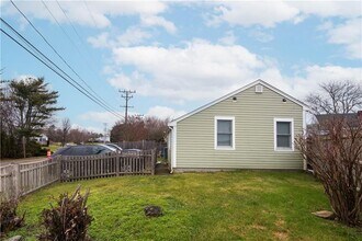 395 Aquidneck Ave in Middletown, RI - Building Photo - Building Photo