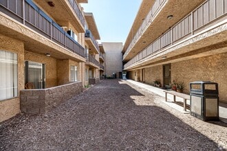 The Benezra Family Limited Partnership 2 LP in Reseda, CA - Foto de edificio - Building Photo