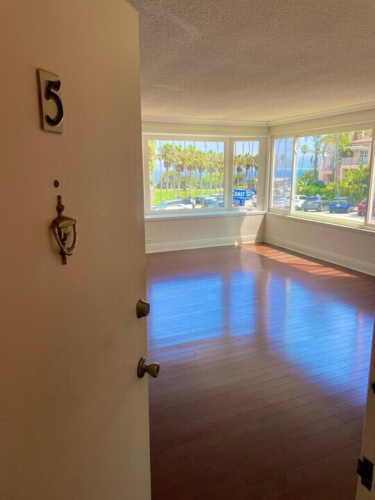 8040 Girard Ave, Unit 5 in La Jolla, CA - Foto de edificio